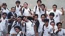 <p>Ini merupakan foto Teuku Wisnu di masa SMA. Dia berpose bersama teman-teman laki-lakinya. (Foto: Instagram/ teukuwisnu)</p>