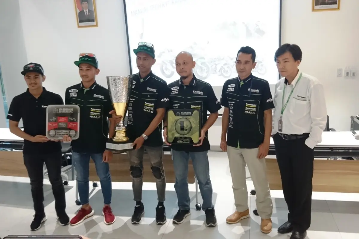 Manual Tech KYT Kawasaki Racing