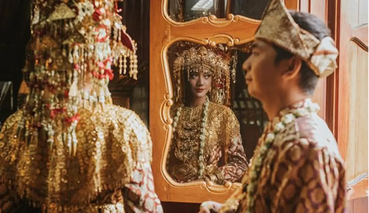 Sekitar lima tahun Raditya Dika dan Aziza menjalin kisah asmara. Pasangan ini dipertemukan di film series Raditya Dika 'Malam Minggu Bersama Miko tahun 2013 silam. (Instagram/aspictura_)