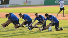 Pemain Timnas Parguay melakukan peregangan selama sesi latihan di Ypane, Paraguay, Selasa (9/11/2021). Paraguay akan bertanding melawan Chile pada kualifikasi Piala Dunia di Asunsi. (AP Photo/Jorge Saenz)