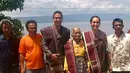 "Alhamdulillah hari ini saya sampai di Panamean, Balige, Tobasa buat pertama kalinya dan untuk melihat secara langsung kondisi Opung Saulina Boru Sitorus." tulisnya sebagai keterangan fotonya bersama Nenek Saulina. (Instagram/got_alex)