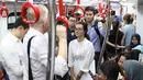 Warga berbincang saat mencoba LRT dari Stasiun Velodrome Rawamangun hingga Stasiun Boulevard Utara Kelapa Gading, Jakarta, Rabu (12/9). (Liputan6/Immanuel Antonius)