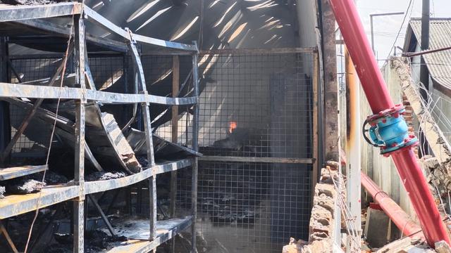 Titik api di dalam gudang JNE Cimanggi yang terjadi kebakaran.