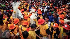 Ratusan karyawan dan relawan Artha Graha Peduli mengangkat kantong sampahdi kawasan Bundaran HI, Jakarta, (21/02). 1500 orang dari berbagai komunitas, instansi dan perusahaan mereka membersihkan sampah dalam rangka HPSN 2016. (Liputan6.com/Fery Pradolo)