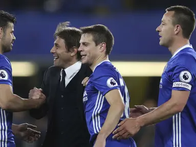 Pelatih Chelsea, Antonio Conte memberikan ucapan selamat kepada anak asuhnya setelah menang atas Middlesbrough pada lanjutan Premier League di Stamford Bridge, London, (8/5/2017). Chelsea menang 3-0. (AP/Alastair Grant)