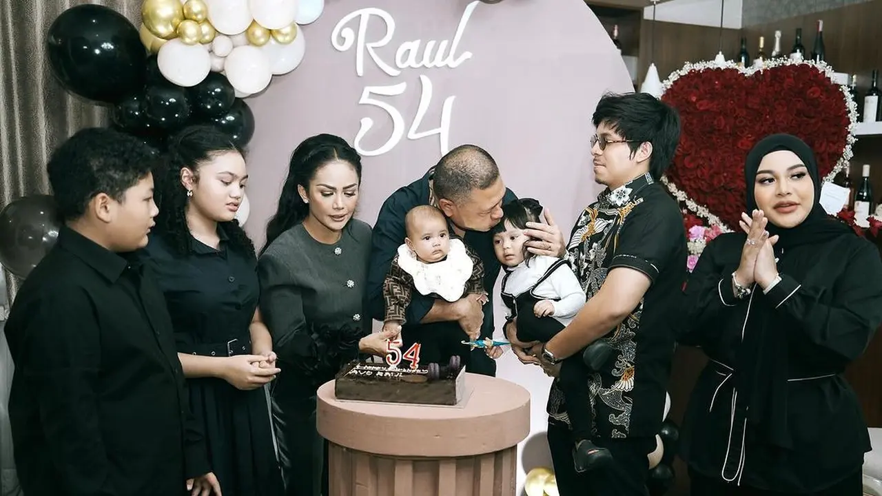 Foto-foto Baby Azura Digendong Kellen Lemos, Disebut Kembar oleh Warganet