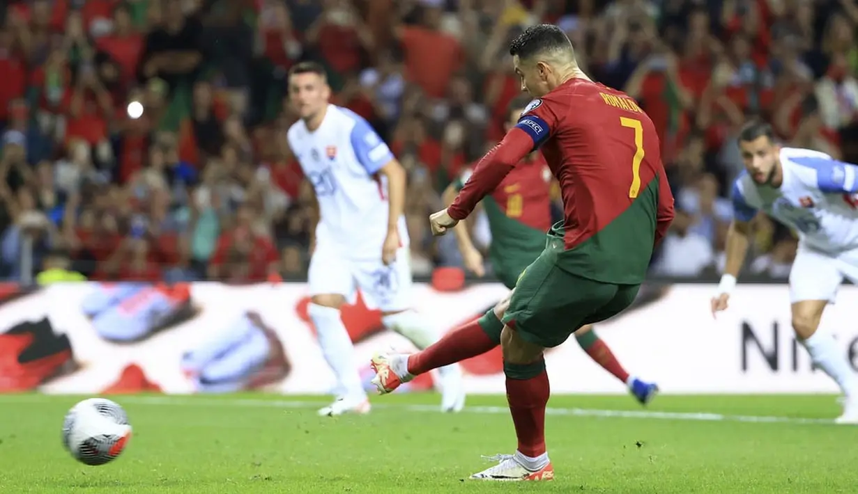 Pemain Portugal, Cristiano Ronaldo, melepaskan tendangan penalti saat melawan Slovakia pada laga Kualifikasi EURO 2024 di Stadion Dragao, Sabtu (14/10/2023). CR7 mencetak dua gol di pertandingan tersebut. (AP Photo/Luis Vieira)