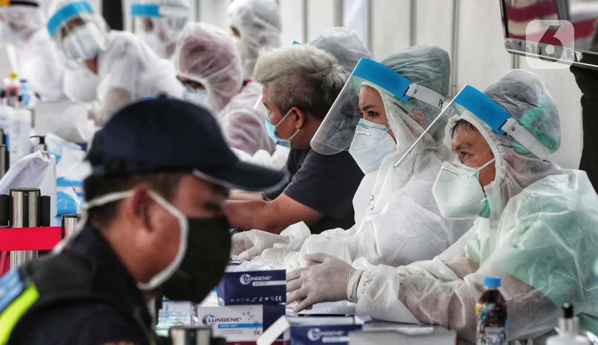 Petugas medis berjaga saat Rapid Test di Bundaran Hotel Indonesia, Jakarta, Selasa (26/5/2020). Rapid test ini dilakukan bertujuan mendeteksi serta memutus rantai penyebaran virus Corona (COVID-19) dan rapid test ini gratis dengan menunjukkan KTP. (Liputan6.com/Johan Tallo)