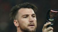 Pemain Persija, Marko Simic (kanan) usai mencetak gol ke gawang Home United pada laga kedua Semifinal Zona Asia Tenggara Piala AFC 2018 di Stadion GBK, Jakarta, Selasa (15/5). Persija kalah 1-3 dan tersingkir. (Liputan6.com/Helmi Fithriansyah)
