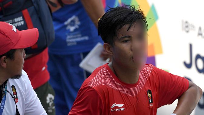 Atlet Indonesia, Kristianto Lexy  terluka saat melawan Thailand dalam pertandingan perebutan peringkat 9-10 hoki putra Asian Games 2018 di Jakarta, Kamis (30/8). (ANTARA FOTO/ INASGOC/Dadang Tri/pras/18)