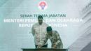 <p>Plt Menteri Pemuda dan Olahraga 2023, Muhadjir Effendy (kanan) menandatangani dokumen serah terima jabatan di samping Menpora baru, Dito Ariotedjo saat acara Serah Terima Jabatan (Sertijab) Menpora 2023 di Auditorium Wisma Kemenpora, Senayan, Jakarta Pusat, Selasa (04/04/2023). Ario Bimo Nandito Ariotedjo resmi dilantik sebagai Menpora sisa jabatan 2019-2024 menggantikan Zainudin Amali yang mengundurkan diri karena terpilih sebagai Wakil Ketua Umum PSSI. (Bola.com/Bagaskara Lazuardi)</p>