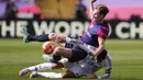 Pemain Barcelona, Frenkie De Jong (atas) berebut bola dengan pemain Real Madrid, Lucas Vazquez dalam laga lanjutan Liga Spanyol 2024/2025 di Estadi Olimpic Lluis Companys, Barcelona, Spanyol, Minggu (11/05/2025) waktu setempat. (AP Photo/Jose Breton)