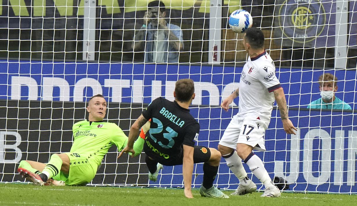 Hanya berjarak lima menit, Inter kembali mencetak gol untuk unggul 3-0. Nicolo Barella berhasil menaklukkan Lukasz Skorupski usai menerima bola sapuan yang tidak sempurna dari Lorenzo De Silvestri. (AP/Luca Bruno)