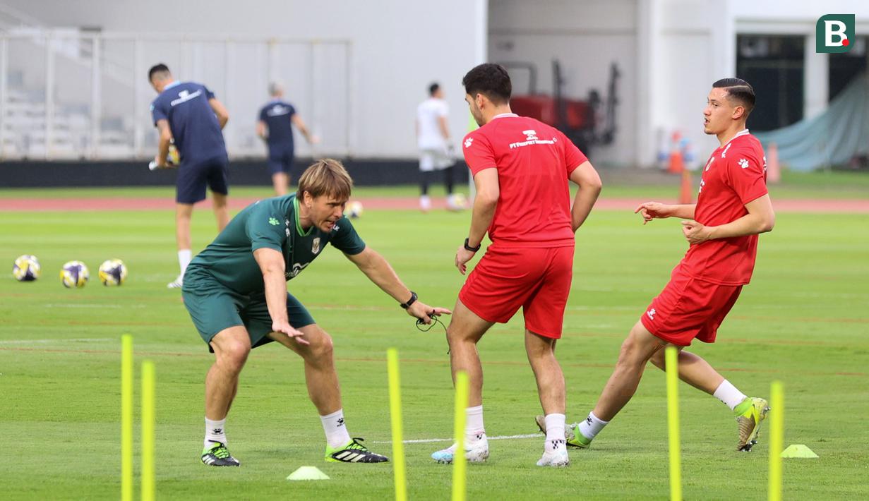 Pelatih fisik Timnas Indonesia, Cesar Meylan melakoni latihan resmi menjelang laga FIFA Series 2026 melawan St Kitts and Nevis di Stadion Madya, Senayan, Jakarta, Kamis (26/03/2026). (Bola.com/M Iqbal Ichsan)