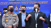Ketua Umum Ikatan Motor Indonesia (IMI), Bambang Soesatyo (kanan), bersama Kakorlantas Polri, Irjen Istiono, saat penandatanganan MoU pengelolaan Indonesia Safety Driving Center (ISDC), Rabu (10/3/2021). (Dok. Istimewa)