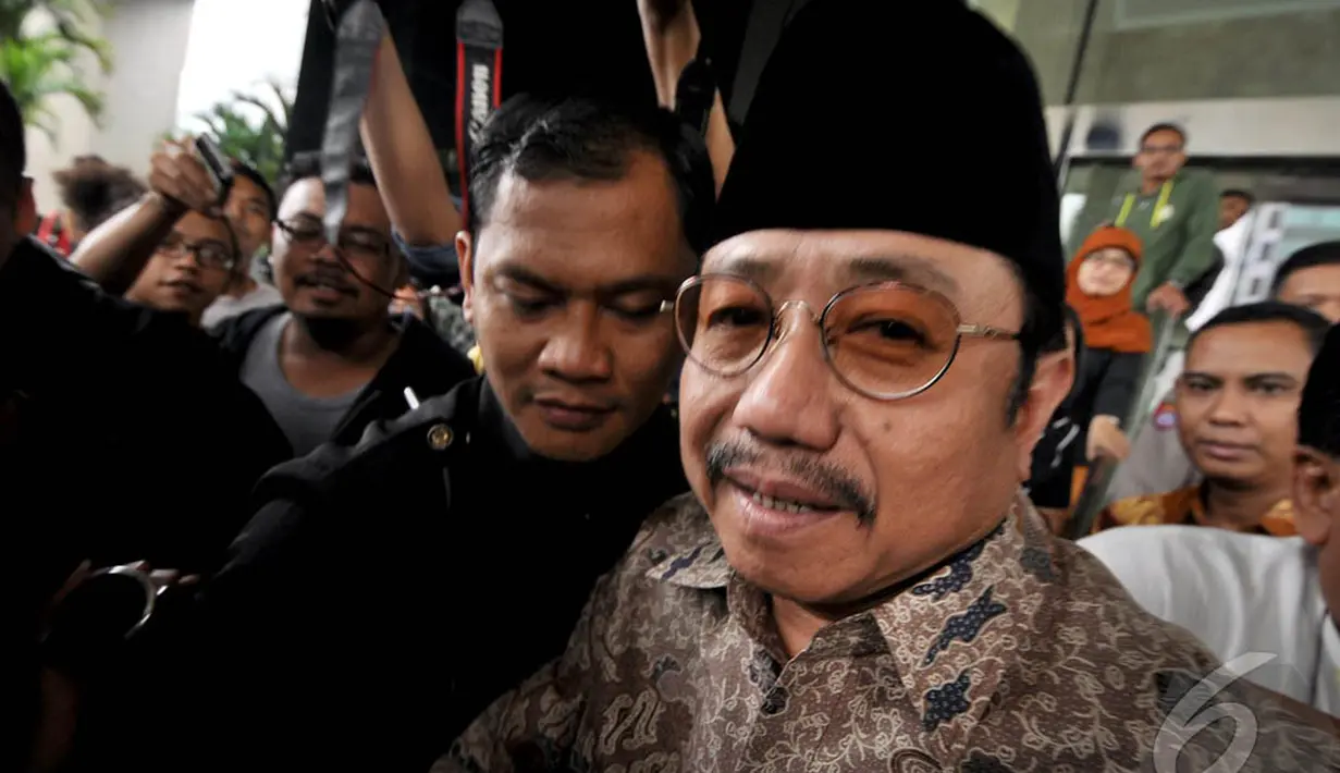 Mantan Sekjen Kementerian ESDM, Waryono Karno usai menjalani pemeriksaan di KPK, Jakarta, Jumat (12/12/2014). (Liputan6.com/Miftahul Hayat) 