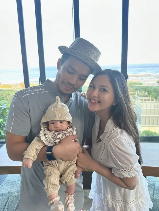 Dengan gaya kompak serba putih dan cream, keduanya terlihat begitu memikat.  [Foto: Instagram/ Jessica Mila]