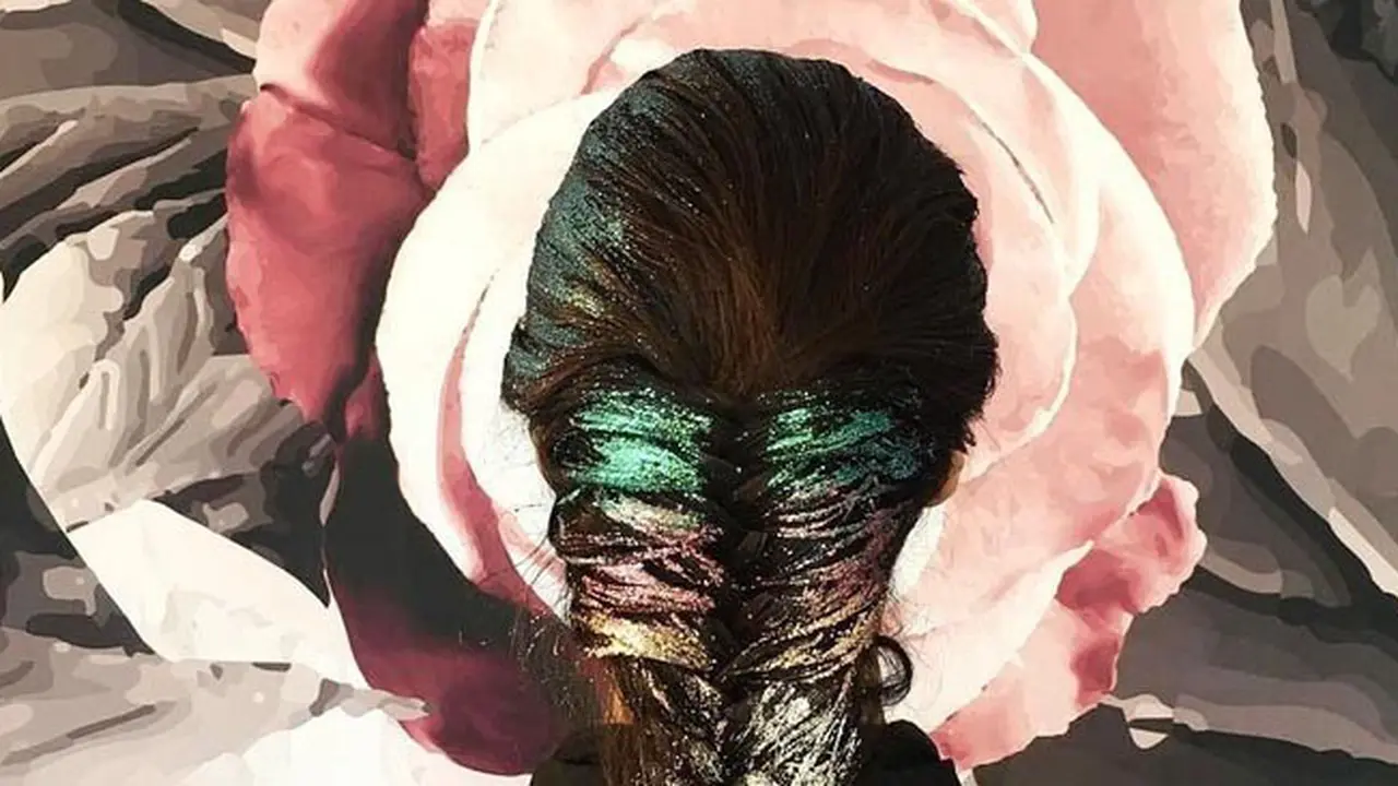 Rambut Pelangi dengan Efek Glitter Untuk Pesta Tahun Baru