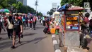 Pedagang kaki lima (PKL) tumpah ruah saat Car Free Day di kawasan Senayan, Jakarta, Minggu (8/10). Sejak ditinggal kepemimpinan Basuki Tjahaja Purnama alais Ahok, tidak terlihat petugas yang berjaga menertibkan jalannya CFD.  (Liputan6.com/Fery Pradolo)