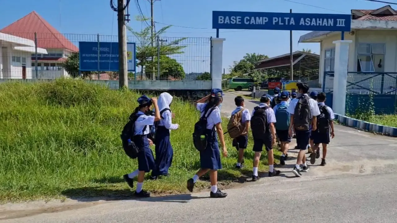 Program PLN Peduli Pendidikan. Salah satu penyalurannya adalah ke tiga SMP di wilayah PLTA Asahan 3.