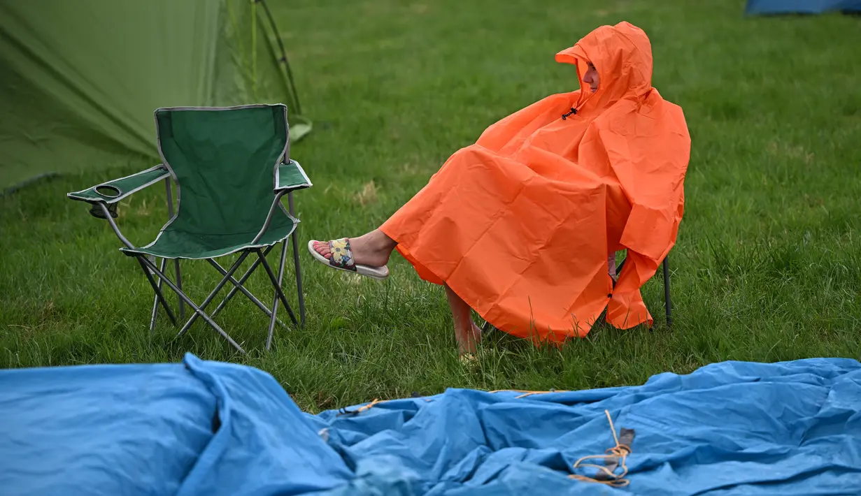 Sekitar 210.000 orang menuju Somerset untuk menghadiri festival ini, yang akan menyelenggarakan pemutaran film, pertunjukan teater dan pidato politik serta musik live. (Photo by Oli SCARFF / AFP)