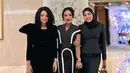 Sang diva, Krisdayanti, hadir dengan long dress hitam beraksen list putih yang membuat penampilannya terlihat modern namun tetap mewah. Sentuhan putih pada busananya menambahkan dimensi kontras yang membuat gaya klasiknya terlihat segar.  [@krisdayantilemos].