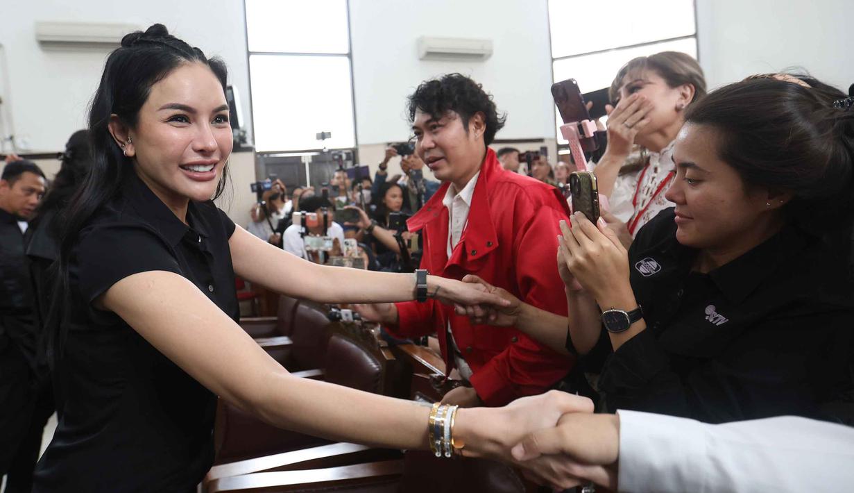 Terdakwa kasus pemerasan dan Tindak Pidana Pencucian Uang (TPPU), Nikita Mirzani usai mengikuti sidang pembacaan putusan di Pengadilan Negeri Jakarta Selatan, Selasa (28/10/2025). (Kapanlagi.com/Budy Santoso)