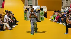 Model mengenakan busana pria dari koleksi Musim Semi Musim Panas 2023 Louis Vuitton di Paris, Prancis, Kamis (23/6/2022). Rumah mode yang berbasis di Paris ini memamerkan koleksi pria Musim Semi 2023 yang mengambil inspirasi dari sifat imajinasi yang menyenangkan dan visi kreatif mendiang Virgil Abloh. (AP Photo/Francois Mori)