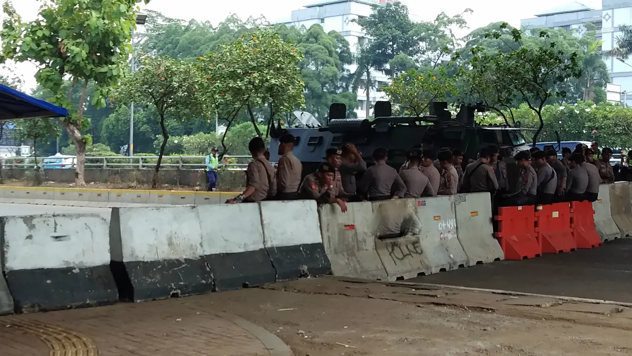 Jelang pelantikan presiden dan wakil presiden di MPR, polisi berjaga di bawah kolong flyover Ladokgi, Minggu (20/10/2019).