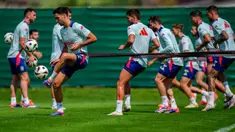 Pemain Spanyol Mikel Merino (kiri) mengambil bagian dalam sesi latihan bersama di Donaueschingen, Jerman, Kamis 27 Juni 2024. (AP Photo/Manu Fernandez)