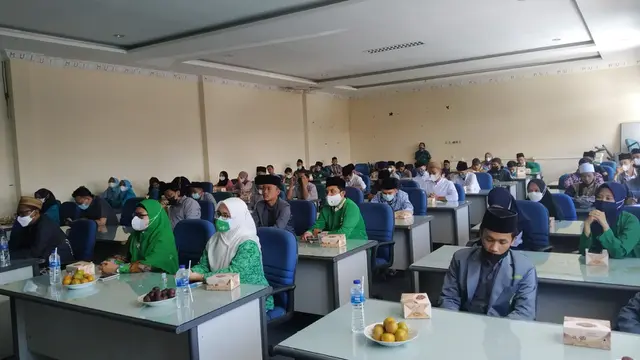 Puluhan santri perwakilan dari 30 pesantren di Garut, Jawa Barat tengah mengikuti kelas literasi digital yang diselenggaran LTNU Garut di Gedung Aula MUI Garut.