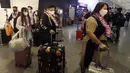 Rombongan pertama wisatawan asing tiba di Bandara Internasional Taoyuan di Taoyuan, Taiwan Utara, Kamis (13/10/2022). Pemerintah menyambut kedatangan pertama yang mendapat manfaat berakhirnya karantina dalam penerbangan dari Bangkok di bandara internasional utama Taiwan.  (AP Photo/Chiang Ying-ying)