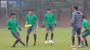 Pemain Timnas Indonesia U-19 melakoni sesi latihan di Paju, Korea Selatan, Jumat (11/3). Latihan ini jelang laga ketiga Grup F kualifikasi Piala Asia U-19 2018 melawan Korea Selatan di Paju Public Stadium, Paju, Sabtu (12/3). (Liputan6.com/Dok PSSI)