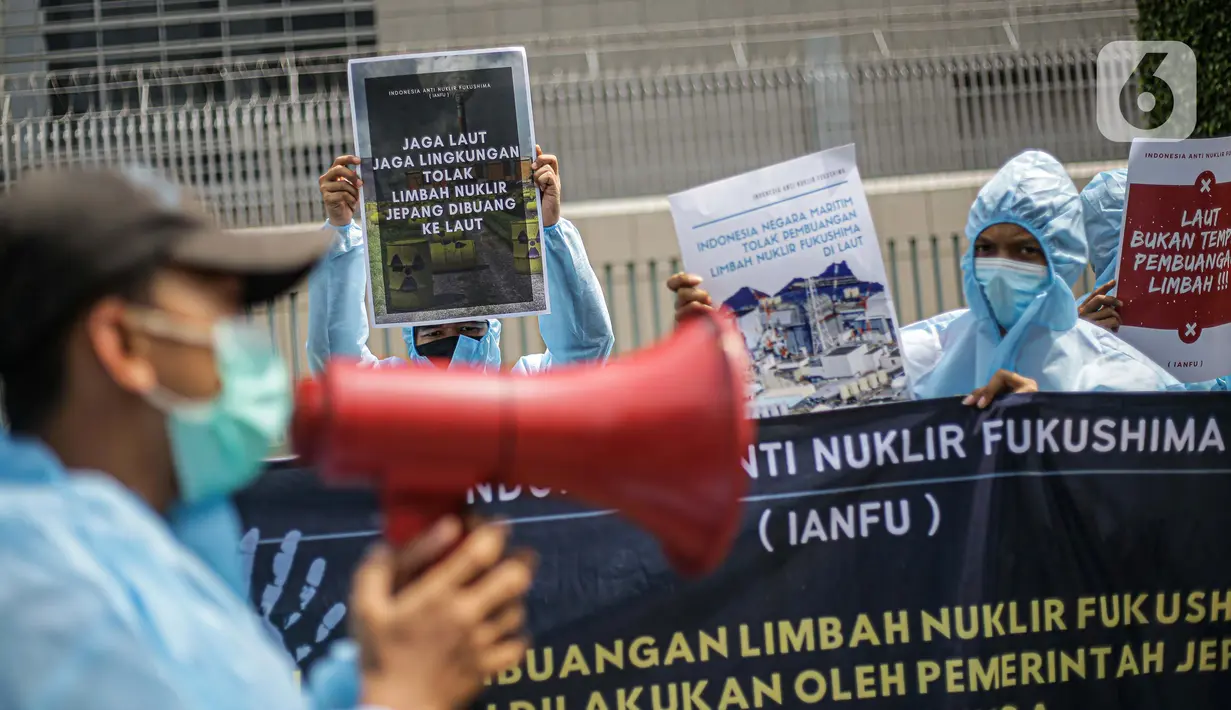 Massa Indonesia Anti Nuklir Fukushima menggelar aksi di depan Kedutaan Besar Jepang, Jakarta, Selasa (8/6/2021). Aksi yang sekaligus memperingati Hari Laut Sedunia ini menolak pembuangan limbah nuklir Fukushima di lautan yang akan dilakukan oleh pemerintah Jepang. (Liputan6.com/Faizal Fanani)