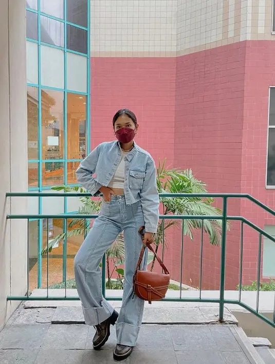 Denim on denim memang tak pernah gagal. Padukan boyfriend jeans dengan cropped denim jacket. (Instagram/ayladimitri).