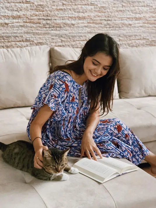 Kali ini daster kasual lengan pendek jadi pilihan pemain film The Perfect husband ini. Selain liburan, wanita kelahiran 25 August 2000 ini selalu meluangkan waktu untuk membaca. (Liputan6.com/IG/@amandarawles)