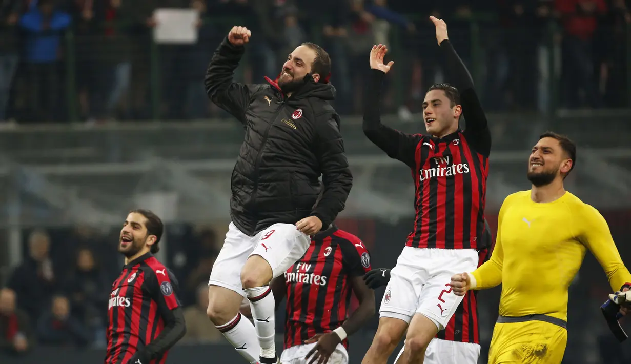 Striker AC Milan, Gonzalo Higuain, merayakan kemenangan atas SPAL pada laga Serie A di Stadion San Siro, Milan, Sabtu (29/12). Milan menang 2-1 atas SPAL. (AP/Antonio Calanni)