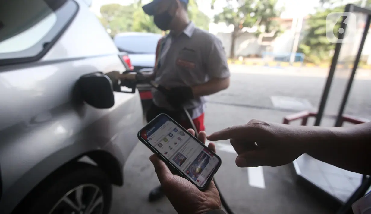 <p>Warga menggunakan plikasi MyPertamina saat mengisi bahan bakar pertalite di SPBU Pertamina Abdul Muis, Jakarta, Kamis (30/6/2022). Aturan beli pertalite pakai MyPertamina ini baru berlaku bagi pengguna kendaraan roda empat atau mobil.. (Liputan6.com/Faizal Fanani)</p>