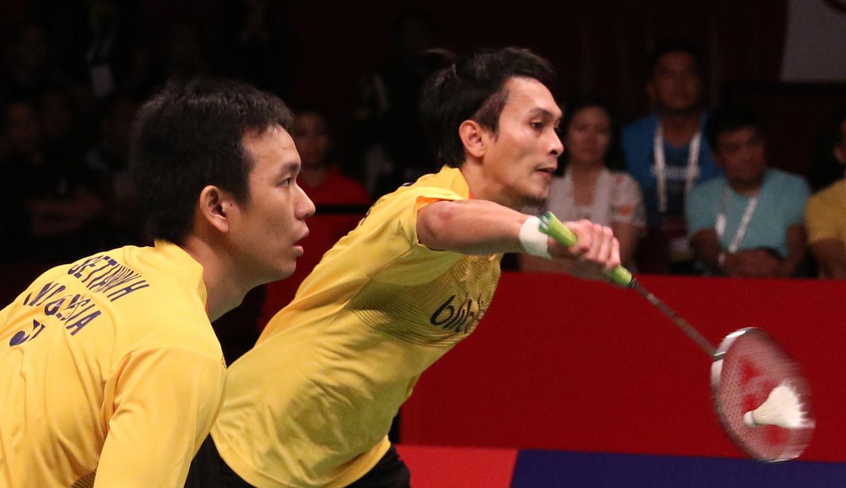 Aksi Mohammad Ahsan/Hendra Setiawan saat berhadapan dengan pasangan Tiongkok, Liu Xiaolong/Qiu Zihan. Minggu (16/8/2015). (Bola.com/Arief Bagus)