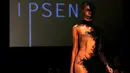 Model  saat membawakan busana rancangan Ipsen selama Australia Fashion Week di Sydney, Australia (20/5/2016). (REUTERS / David Gray)