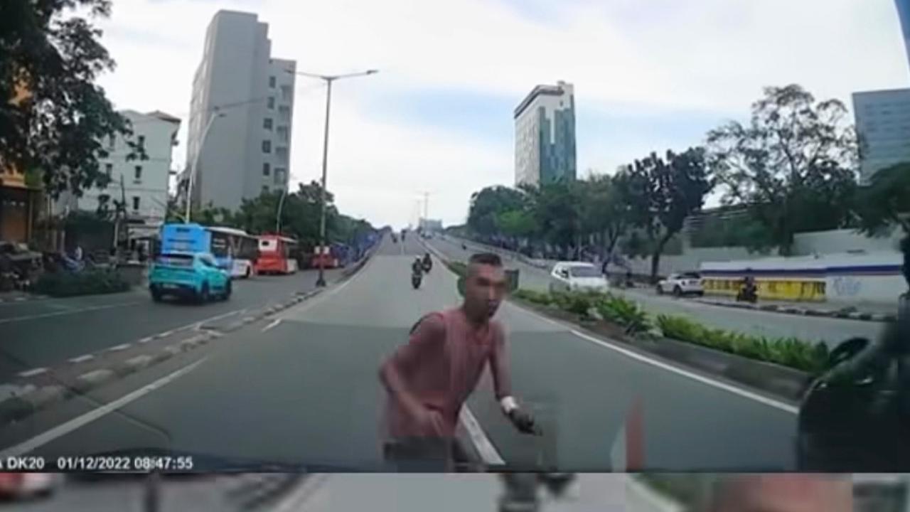 Viral Video Pria Tabrakan Diri ke Mobil di Tanah Abang, Polisi Langsung Turun dan Temukan Fakta Begini