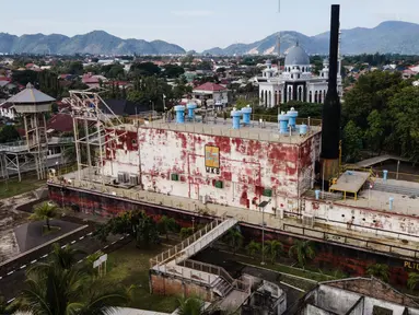 Foto udara menunjukkan PLTD Apung 1, kapal pembangkit listrik tenaga diesel seberat 2.600 ton yang terdampar di daerah pemukiman saat tsunami Samudra Hindia 2004, yang kini diubah menjadi taman museum bertema tsunami, di Banda Aceh, pada tanggal 25 Desember 2024. (Yasuyoshi CHIBA/AFP)