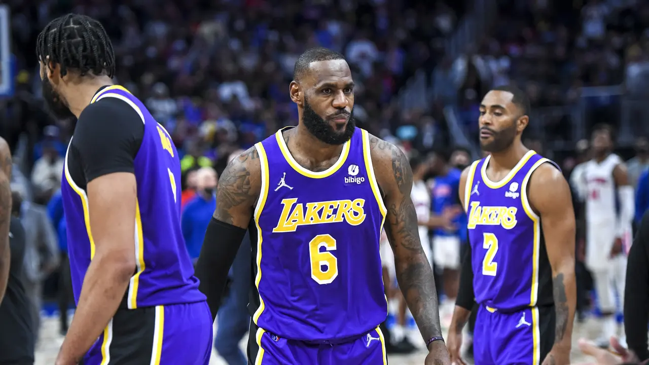 Bintang NBA LeBron James (no 6)