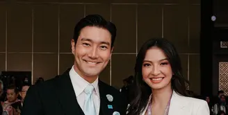 Tak tanggung-tanggung, Raline Shah bahkan berpose berdua bersama Siwon SUJU di KTT ASEAN 2023. Siwon tampil gentleman dengan setelan jas hitam, kemeja putih, dan dasi biru muda yang lembut. [Foto: Instagram/ralineshah]