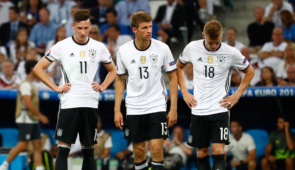 (Ki-ka) Reaksi Julian Draxler, Thomas Muller dan Toni Kroos usai Griezmann mencetak gol ke dua untuk Prancis saat laga Semi Final Piala Eropa 2016 di Stade Velodrome, Marseille, Jumat (8/7). Jerman kalah 2-0 dari Prancis. (REUTERS / Michael Dalder)