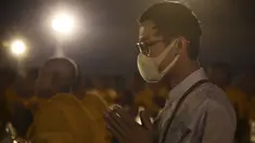 Umat Buddha mengenakan masker saat berdoa bersama di kuil Buddha Wat Dhammakaya, Bangkok (31/1/2020). Pemerintah Thailand mengumumkan 14 orang terkonfirmasi infeksi virus corona.Thailand memiliki jumlah kasus terbesar kedua di luar China. (AFP Photo/Lillian Suwanrumpha)