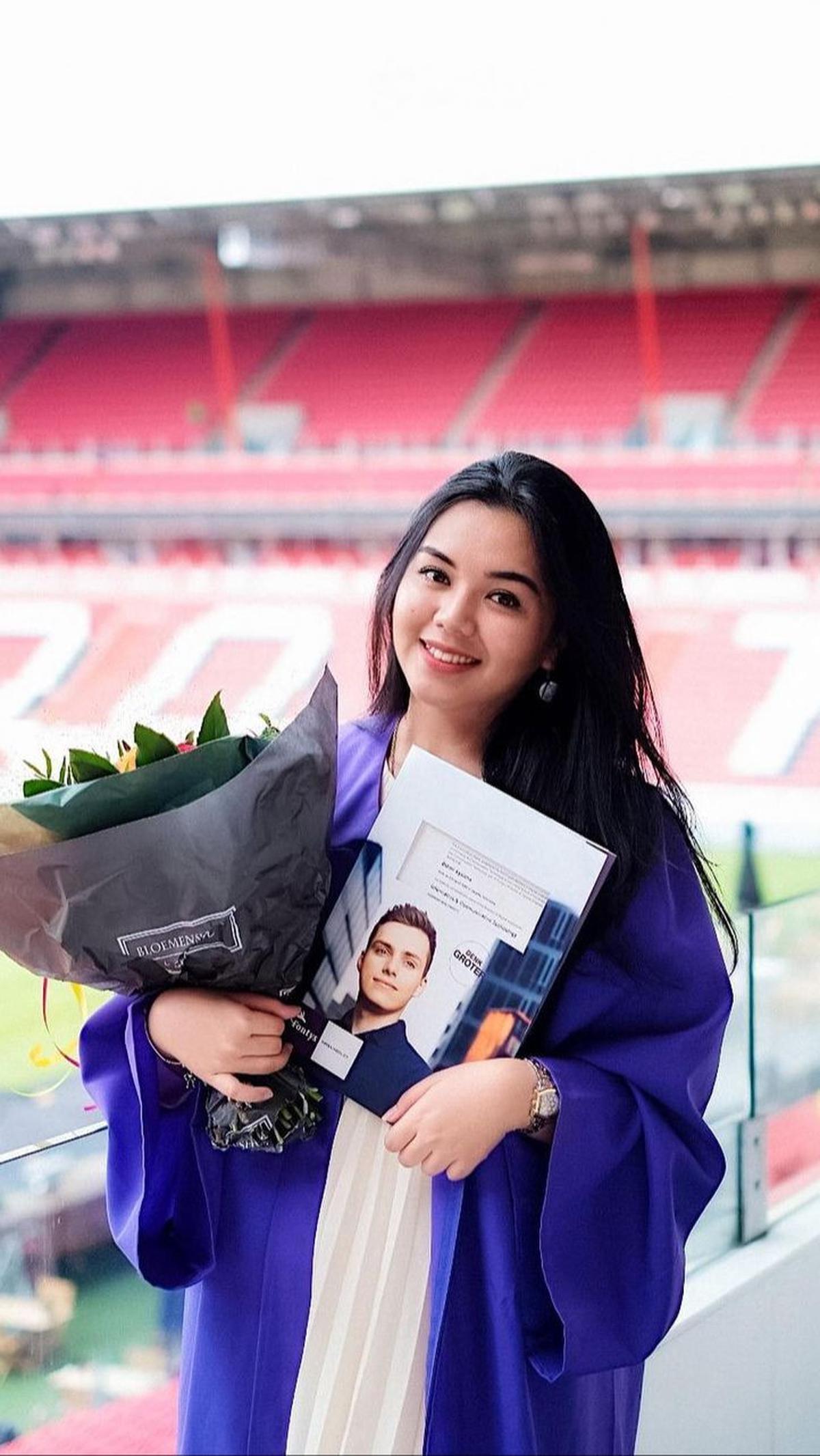 Bthari Ayeisha menempuh kuliah di Fontys University of Applied Sciences. Ia selama 4 tahun tinggal di Utrecht, Belanda. Bthari lulus di tahun 2020.