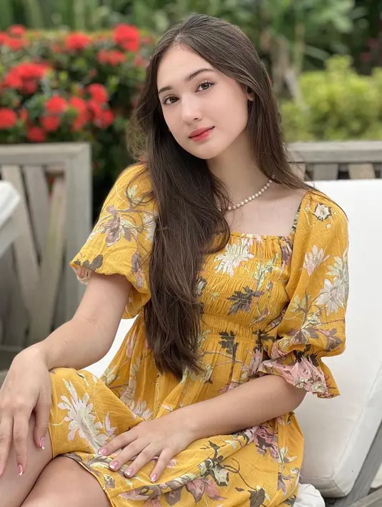 Mengenakan simpel dress floral, penampilan pemeran Lesti di sinetron Dari Jendela SMP ini makin menawan. Dress berwarna kuning dengan motif bunga ini memang sangat cocok dengan Laura Moane yang kalem. Kalung yang melingkar di lehernya tentunya mendukung penampilan Laura Moane jadi makin cantik. (Liputan6.com/IG/@its_lauramoane2)