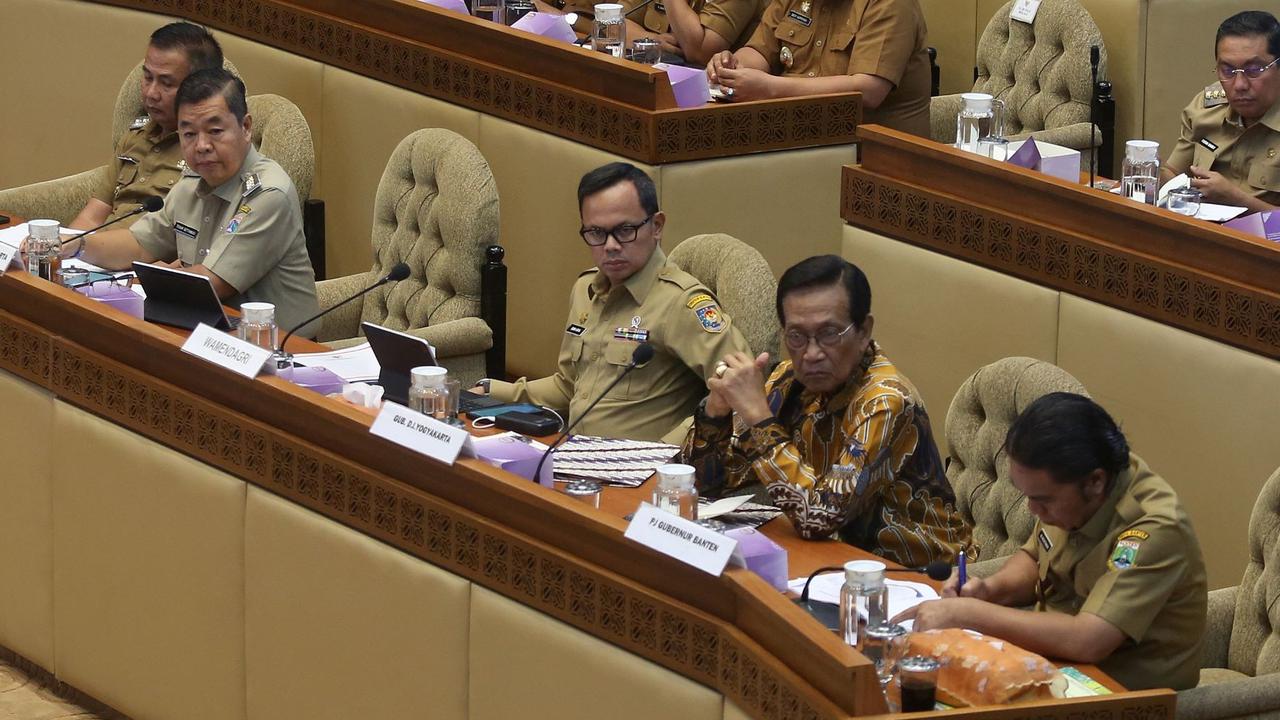 FOTO: Momen Komisi II DPR Panggil Pj Gubernur untuk Pastikan Netralitas ASN di Pilkada 2024