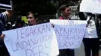 Wartawan di sejumlah daerah gelar aksi solidaritas atas penganiayaan wartawan di Madiun.